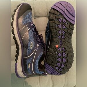 Women’s Keen hiking shoes waterproof size 10